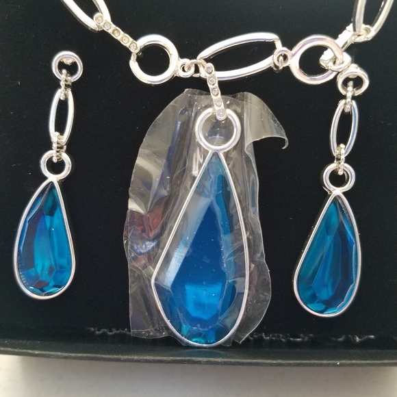 Beautiful TearDrop teal necklace with earring - Picture 1 of 2